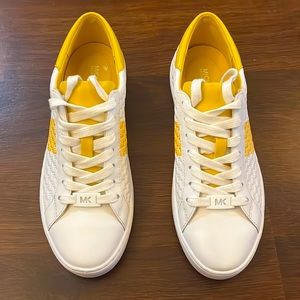 Coach, 6M, Yellow and White